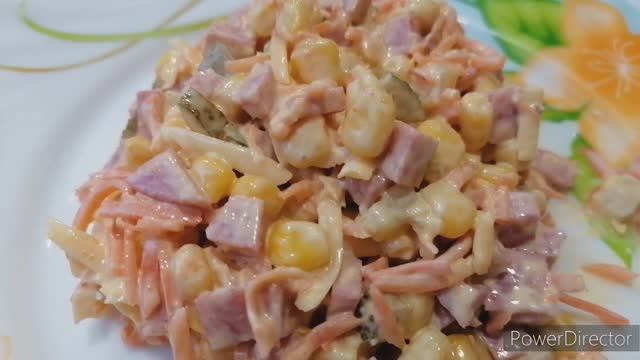 Очень прост в приготовлении и вкусный салат с копчёной колбасой и морковью по-корейски