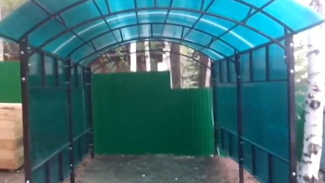 Навес для авто с двумя глухими стенками