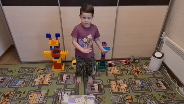 Даниэль выполняет кувырок через голову вперед. Смотреть всем до конца!