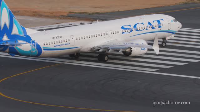 Боинг 737 MAX 9 казахстанской авиакомпании SCAT взлетает из аэропорта Пхукет.