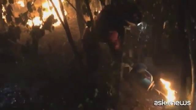 Incendio a Tenerife afa e vento complicano operazioni di spegnimento