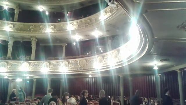 Зал львовского оперного театра. Антракт