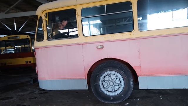 Ставим троллейбус ШКОДА ТР8 в выставочный зал