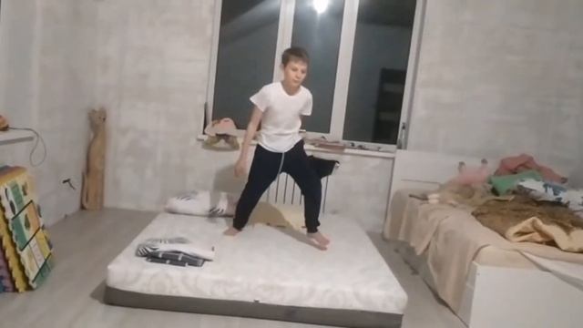 Школьник делает сальто (мем)