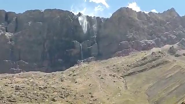 Красивый край величественных гор⛰ чистый, прозрачный, свежий воздух, шум водопада слышен так далеко