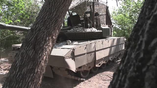 Экипажи танков Т-80БВМ и Т-90 «Прорыв» группировки войск «Восток» уничтожают опорные пункты ВСУ