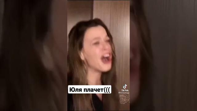 Юля Гаврилина плачет?коричневые волосы/слёзы/старое видео/старые видео/чёрная одежда