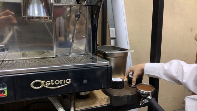 Бариста Ульяна готовит кофе Американо
