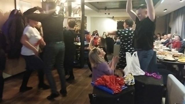 Гости зажигают на праздничном вечере" Лезгинку".