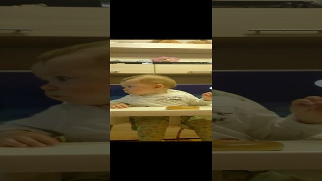 бабушка кормит внучка.mp4