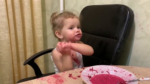 Кира кушает суп)