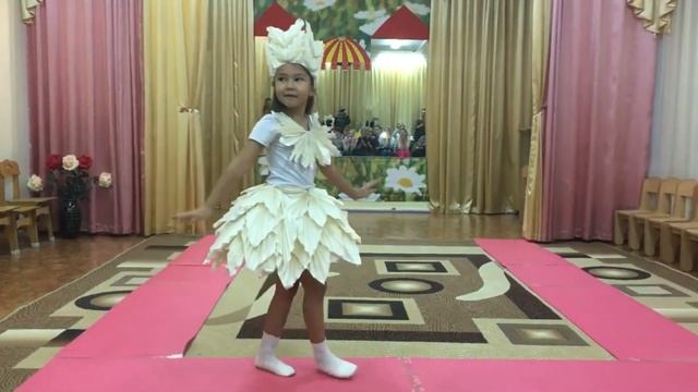 Дефиле костюмов из бросового материала