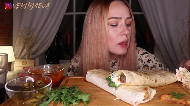 MUKBANG | 2 шаурмы с курицей, 2 ролла с говядиной | shawarma, rolls не ASMR
