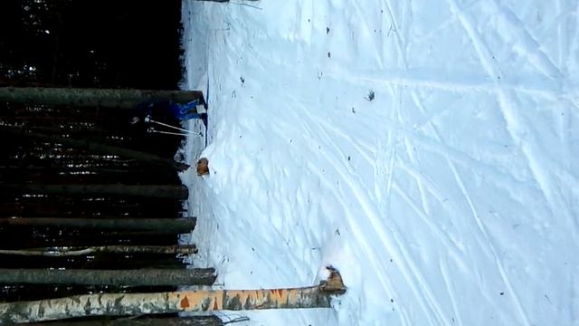 Зашел в дрифт на лыжах.