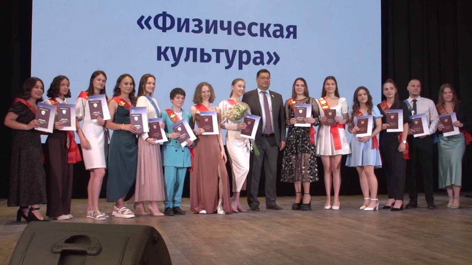Дипломы с отличием получили выпускники колледжа Акмуллинского университета