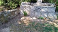 Жители Ялты сбили памятники фашистам на Никитском  кладбище