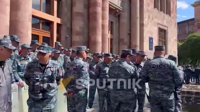 У здания правительства в Ереване в несколько рядов стоят полицейские с щитами.