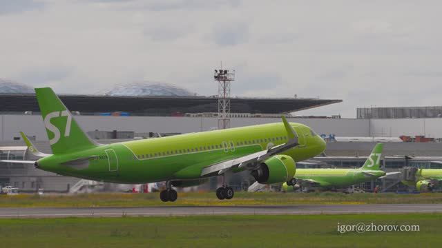 Эйрбас А320neo авиакомпании S7 Airlines приземляется в аэропорту Толмачёво. Замедленная съемка.