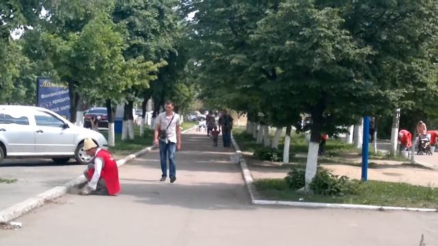 Вот так убирают улицы в Горловке!.mp4