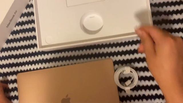 13 inch MacBook Air with Apple M1 chip (unboxing)