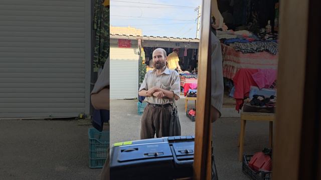 На рынке поет .