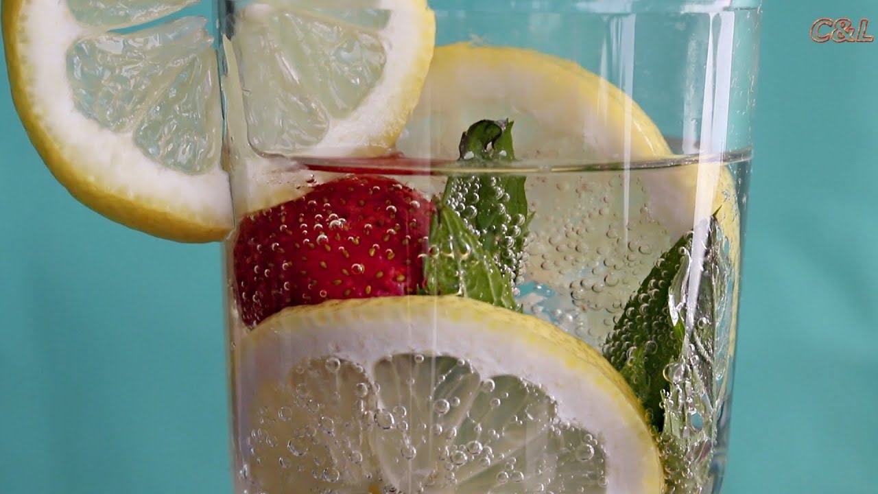 Бодрящий напиток в жару. Минеральная вода с лимоном, клубникой и мятой