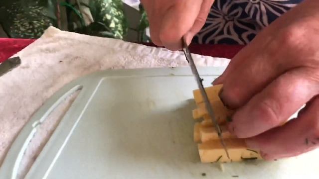 САЛАТ ИЗ ОГУРЦОВ , ЯЙЦА , РЕДИСА , СЫРА , ЛУКА.