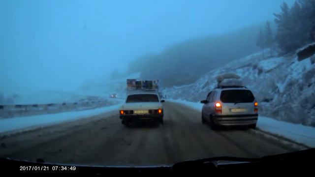 the truck closed the road in winter, фура закрыла дорогу зимой