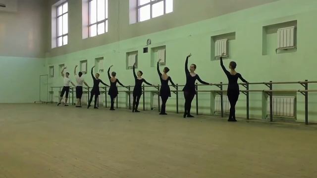 Battement tendu en tournant-Battement tendu в позах