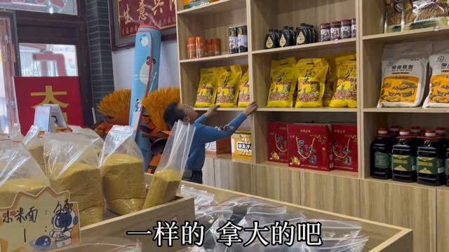 姐姐来了！小店一下热闹起来，轩轩开心叫小姨，长高不少