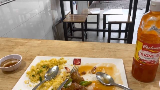 Впервые пробуем вьетнамскую еду во Вьетнаме. We try Vietnamese food first time in Vietnam.