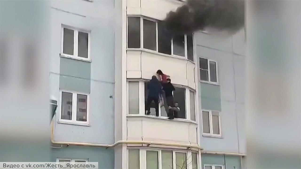 В Ярославле соседи спасли беременную женщину и ребенка из пожара
