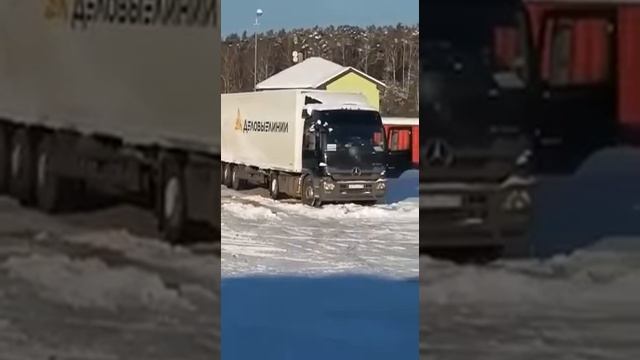 Приколы с водителями.Сказачно тупой дальнобойщик.,.Это не нормально.