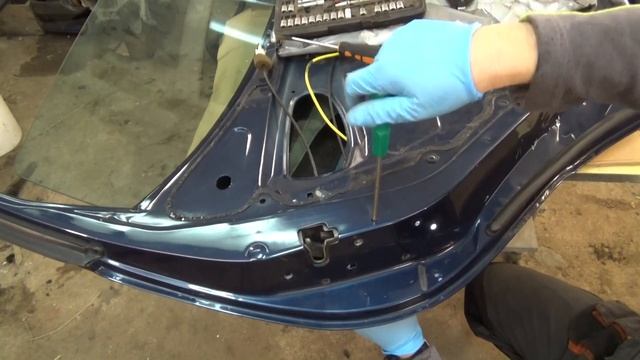 Zamek klamka i tapicerka. Mercedes A Klasa W 168 demontaż.