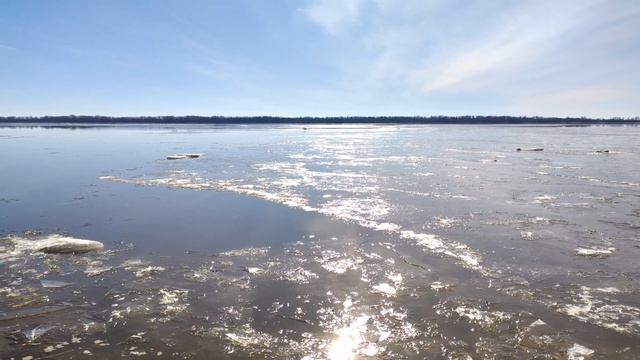 Ледоход на р. Волга в г. Вольске весна 2023г.