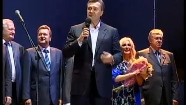 Кандидат в президенты Украины Виктор Янукович поет песню про шахтеров. Луганск, 2009.