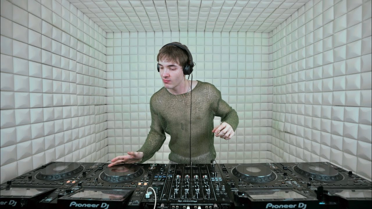 DJ Cristobal Pesce – White Room / DJ Set [May 2024 / 4K]