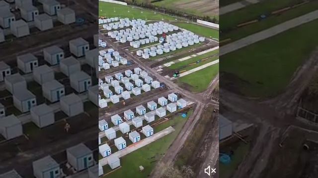 Кадри с дрон на непрекъснато разрастващия се лагер за мигранти, където ще бъдат настанявани хиляди м