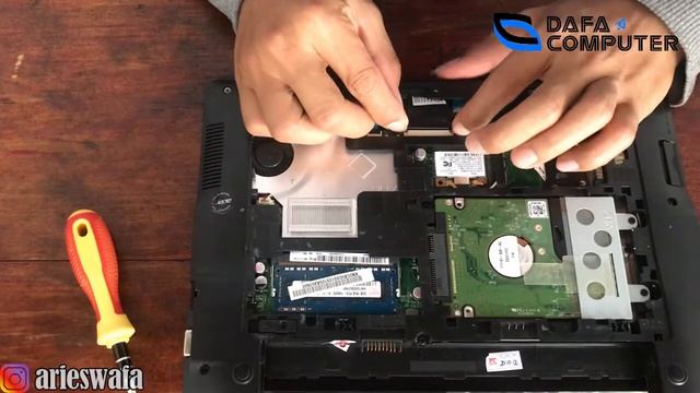 CARA MELEPAS KABEL FLEXIBLE KEYBOARD LAPTOP ACER ASPIRE ONE D725