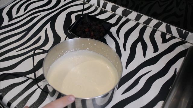 домашнее мороженое с ежевикой