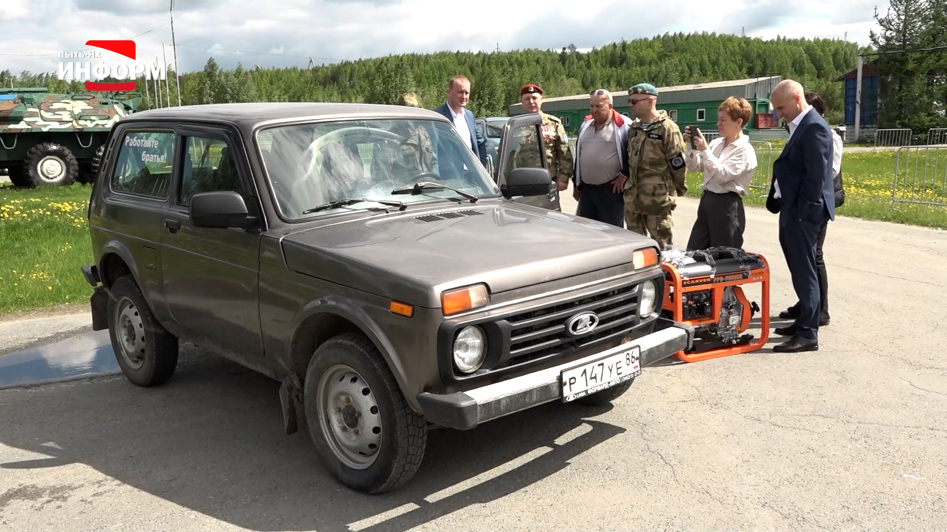 Житель Пыть-Яха передал автомобиль для военнослужащих