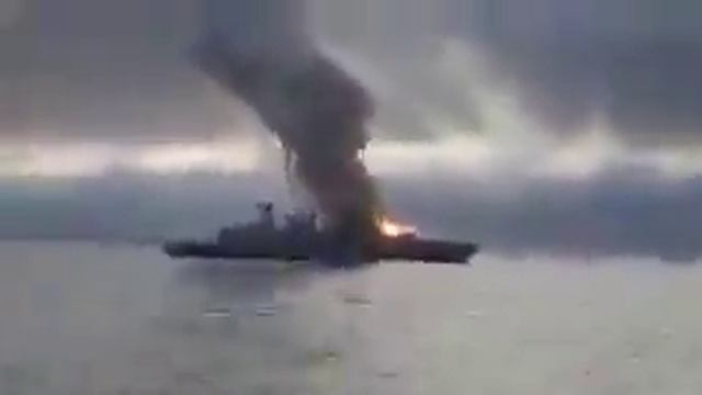 Очередной натовксий корабль горит после удара хуситов