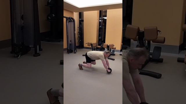 Упражнения для укрепления мышц спины и живота. Выполняет доктор Леонид Буланов.