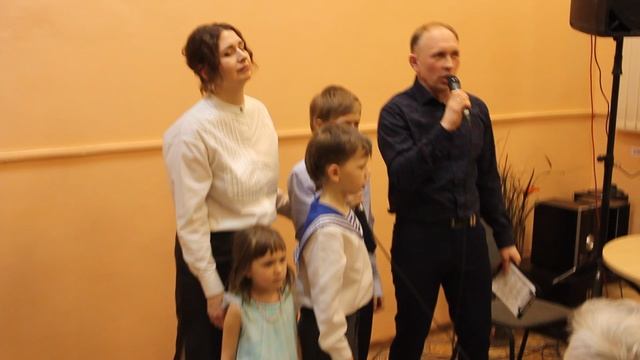 Семья Ланщаковых с песней "Пусть всегда будет солнце".