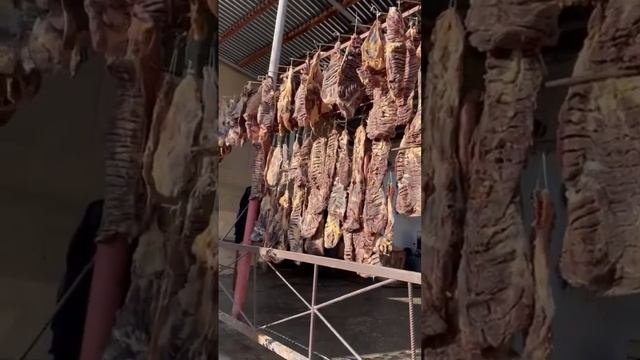 Сушеное мясо в процессе сушки в высокогорном Гагатли сушеноемясо хинкал колбаса