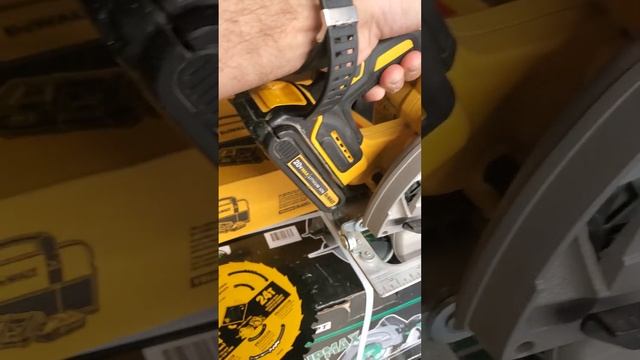 DEWALT (DCS570B)20V MAX 7-1/4-Inch Circular Saw Cordless  With 20V MAX 5.0Ah BATTERY PACK (DCB205CK