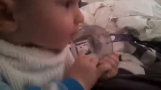 Малыш хочет пить из стакана