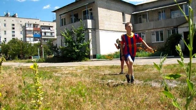 Обучение набивания мяча на : коленках  ногах  голове .