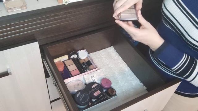 Переезжаю в мой комод???? Тени/Все для макияжа лица/Шампуни/Гели для душа. Еще в комоде хаос))) ???
