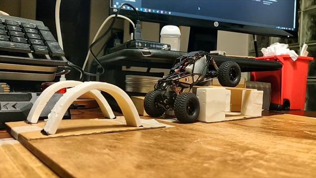 Orlandoo Hunter OH32X01 132 4WS Micro Rock Crawler - Desk skill test